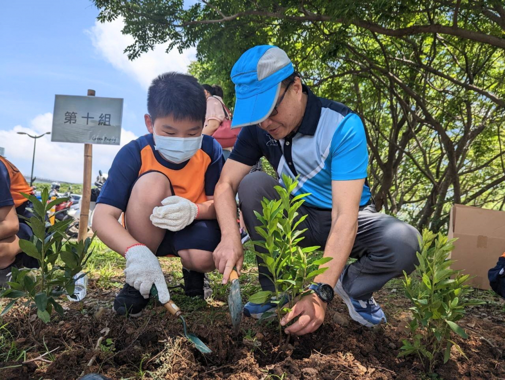 友達綠色志工及眷屬一起植下樹苗，親手打造綠帶景觀及動植物的友善棲息環境