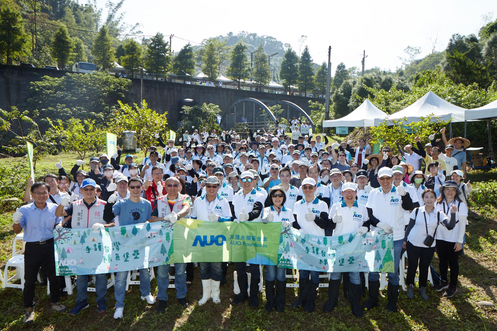 友達永續基金會集結超過200位志工，攜手移除外來入侵種小花蔓澤蘭，守護霄裡溪生物多樣性