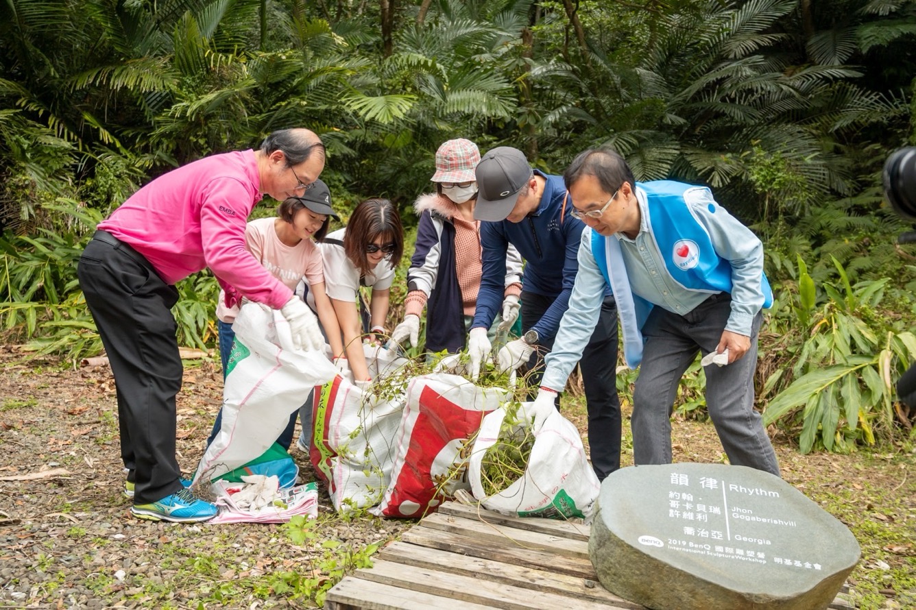 為共同守護在地物種，友達永續基金會號召志工認識並移除「綠癌」: 外來入侵種小花蔓澤蘭