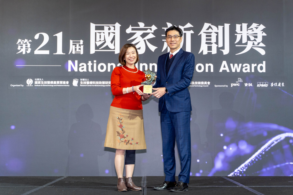 友達旗下子公司友達耘康與達擎分別以「中醫數位化檢測解決方案」及「寬視角3D醫療顯示器」獲得第二十一屆國家新創獎「智慧醫療與健康科技」類別的「企業新創獎」與「國家新創精進獎」兩項殊榮。圖左為衛生福利部政務次長林靜儀、圖右為友達光電智慧醫療事業群總經理廖世宏